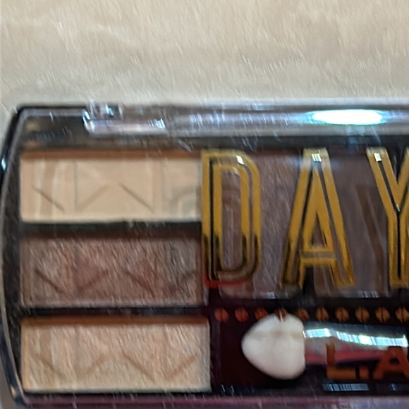 NWT Eye shadow bundle: Sonia Kashuk crème shadow + LA Colors Palette. - Picture 2 of 5